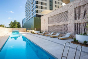 Modern 2 Bedroom Apartment in Phillip with Parking